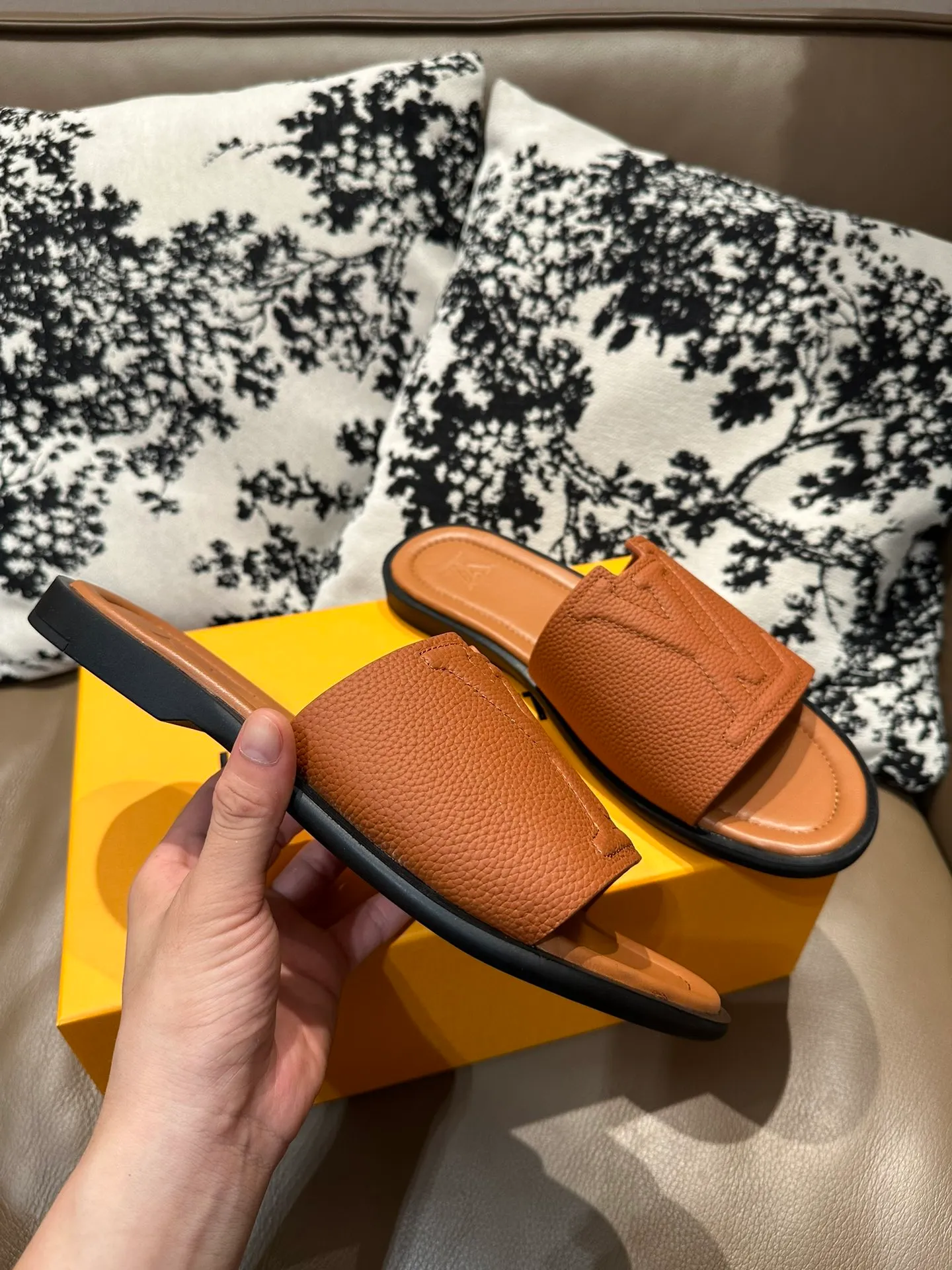 Men's shoes💰360💰 New LV slippers hot sale🩴 Full cowhide surface, cowhide lining, cowhide feet, size 36-46